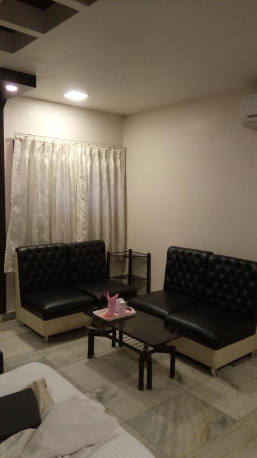Continental Lodge Ingraj Bazar Esterno foto